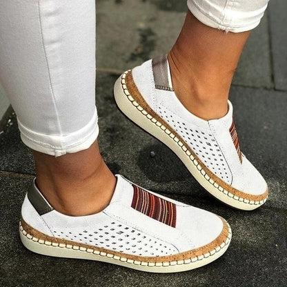 Weiße Damen-Sneaker mit bunten Streifen, atmungsaktiv, Freizeitschuh, Lederoptik.