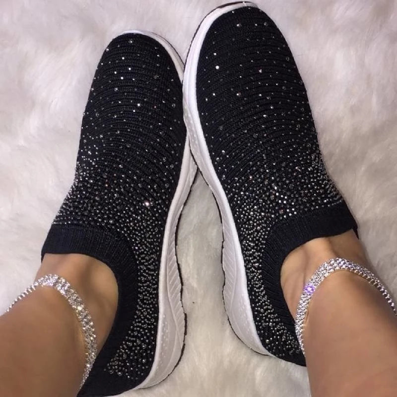 Schwarze Damen-Sneaker mit Strasssteinen, bequem, modisch, auf weißem Hintergrund.