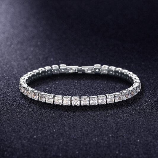 Silbernes Tennisarmband mit quadratischen Zirkonia-Steinen, eleganter Schmuck für Damen.