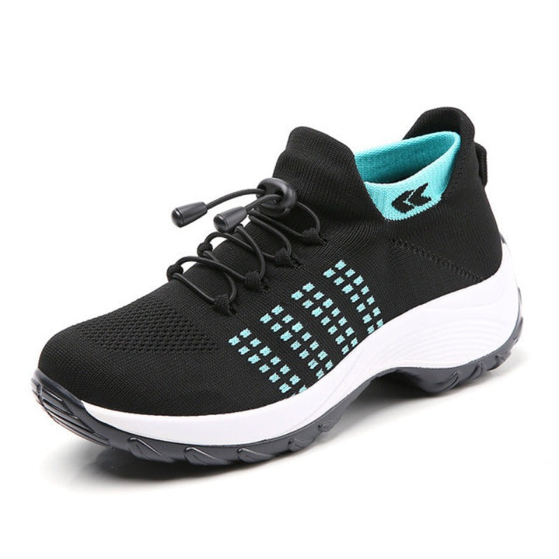 Schwarzer Sportschuh mit blauen Akzenten, atmungsaktiv, rutschfeste Sohle, ideal für Laufen.