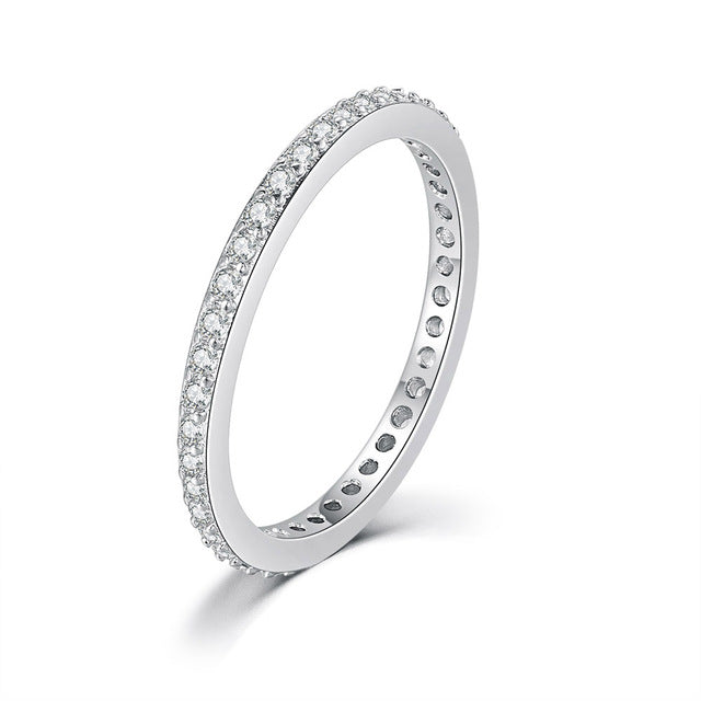 Silberner Diamantring, Ehering, Damen, funkelnd, elegantes Schmuckdesign, Verlobungsring.