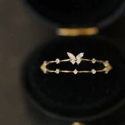 Goldener Schmetterlingsring mit Diamanten, eleganter Schmuck, Damenring, luxuriöses Design.