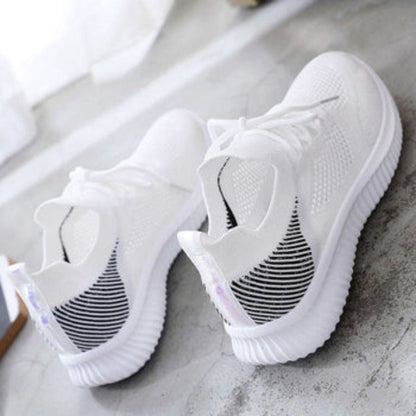 Weiße Sneaker mit gestricktem Obermaterial, rutschfeste Sohle, modisch, bequem, Unisex.