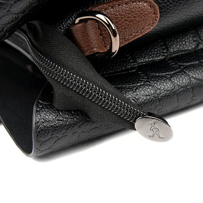 Schwarze Ledertasche mit braunen Details, Reißverschluss und Metallakzent, stilvoll und elegant.