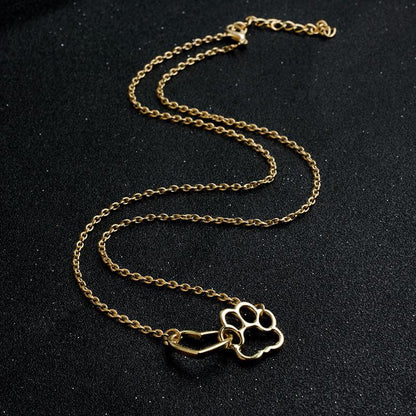 Goldene Halskette mit Pfotenanhänger, elegantes Schmuckstück, Geschenk für Tierliebhaber.