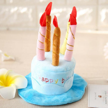 Plüsch-Geburtstagskuchen mit bunten Kerzen, blauem Boden, Happy Birthday-Stickerei.