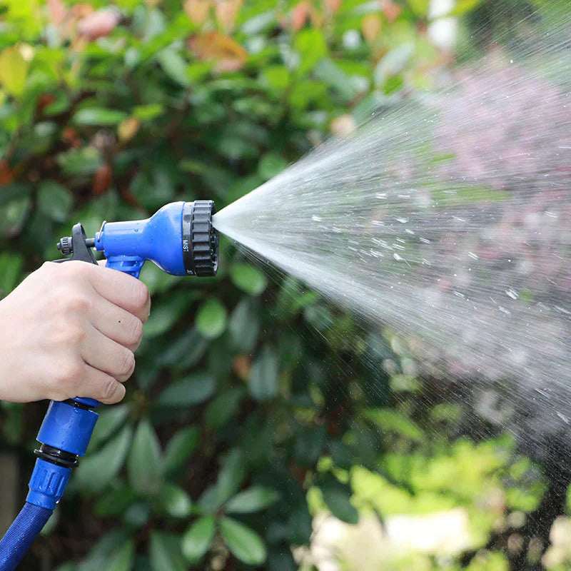 Avtagbar trädgårdsslang med spraymunstycke – FlexaFlow
