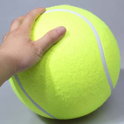 Riesiger gelber Tennisball, Hand hält Ball, Sportspielzeug, Filzmaterial, Indoor-Outdoor.