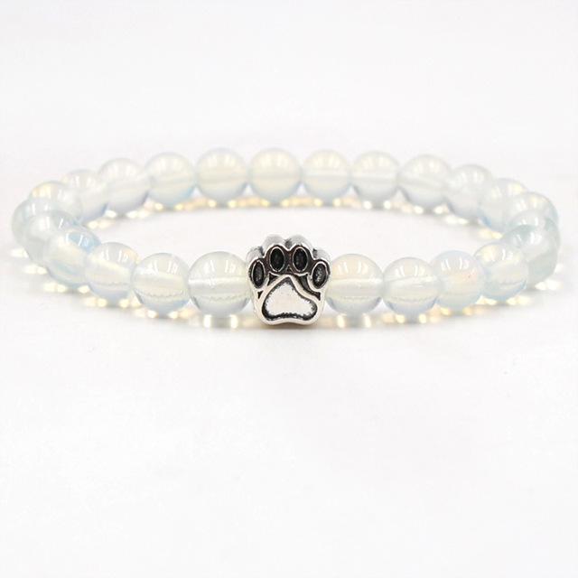Opal-Armband mit Pfotenanhänger, weiß, elastisch, Schmuck für Tierliebhaber.