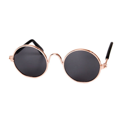 Runde Sonnenbrille mit roségoldenem Rahmen und schwarzen Gläsern, modisch, UV-Schutz.