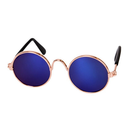 Runde Sonnenbrille mit blauen Gläsern und goldfarbenem Rahmen, modisches Accessoire.