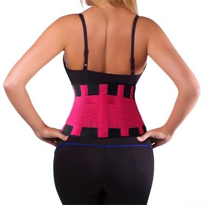 Frau trägt pinken Taillentrainer, Fitness Korsett, Rückenansicht, Sportbekleidung.