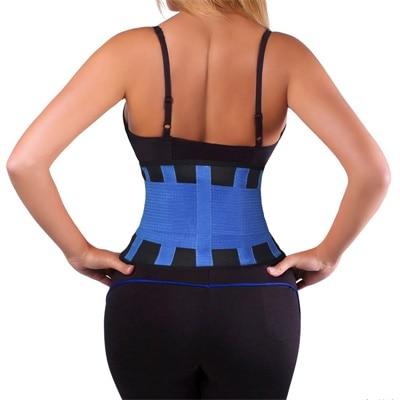 Frau trägt blauen Taillentrainer, Fitness Korsett, Rückenstütze, Sportbekleidung.