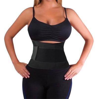 Frau trägt schwarzen Taillentrainer, Fitness Korsett, Bauchweg Gürtel, Shapewear für Damen.