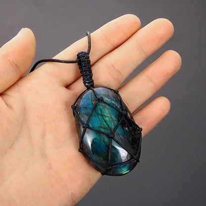 Labradorit-Anhänger in schwarzer Makramee-Fassung, handgefertigter Schmuck, schillerndes Blau.