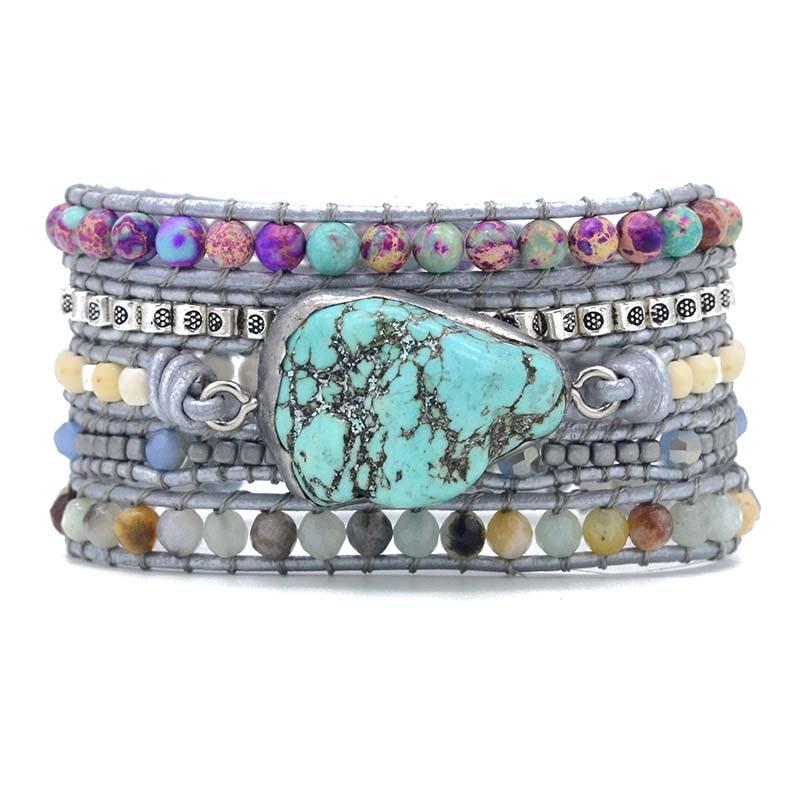 Mehrschichtiges Armband mit türkisfarbenem Stein und bunten Perlen, handgefertigt, Boho-Stil.