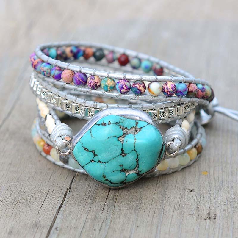 Mehrschichtiges Armband mit türkisfarbenem Stein, bunten Perlen, handgefertigt, Boho-Stil.