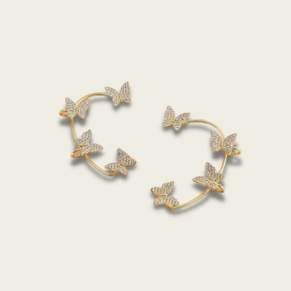 Goldene Schmetterling-Ohrringe mit Strasssteinen, eleganter Schmuck, modisches Accessoire.