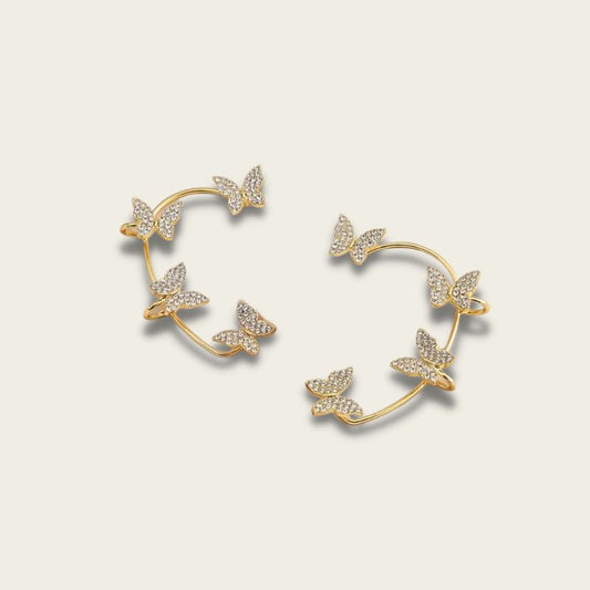 Goldene Schmetterling-Ohrringe mit Strasssteinen, eleganter Schmuck, modisches Accessoire.