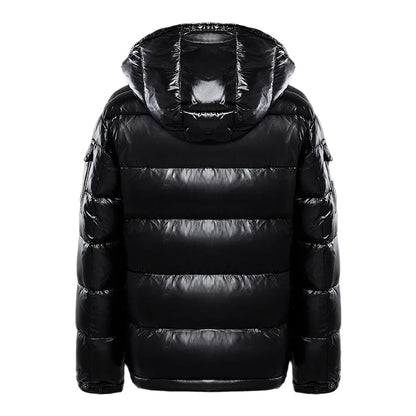 Schwarze Daunenjacke mit Kapuze, glänzend, Wintermode, Herrenbekleidung, isoliert.