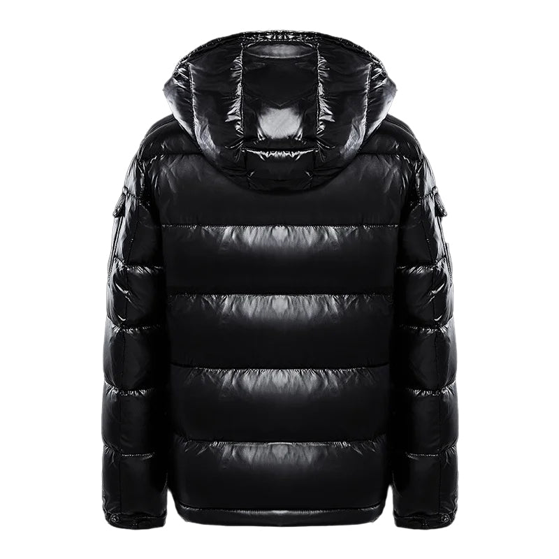 Schwarze Daunenjacke mit Kapuze, glänzend, warm, Wintermode, Herrenbekleidung.