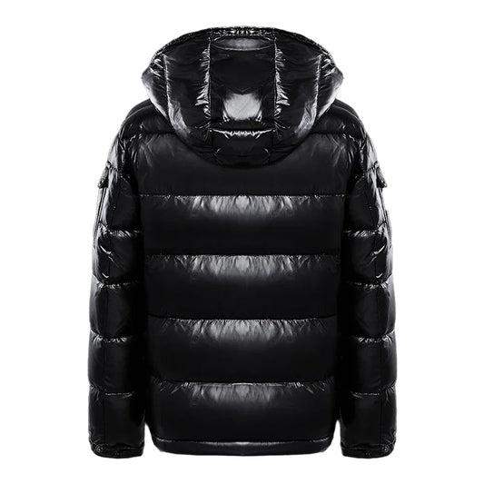 Schwarze Daunenjacke mit Kapuze, glänzend, warm, Wintermode, Herrenbekleidung.
