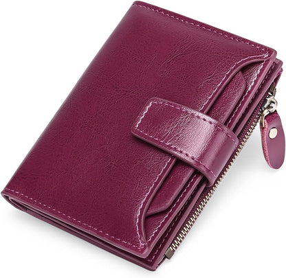 Lila Damen-Geldbörse aus Leder mit Reißverschluss und Druckknopf, elegant und kompakt.