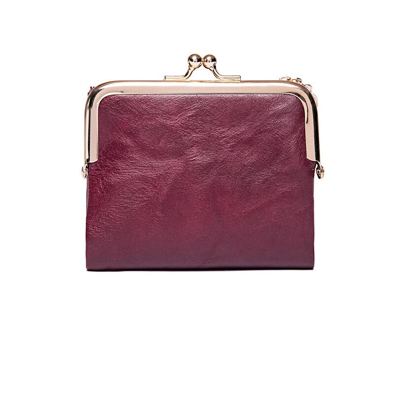 Lila Leder-Geldbörse mit Metallrahmen, Vintage-Stil, Damen Accessoire, elegant und modisch.