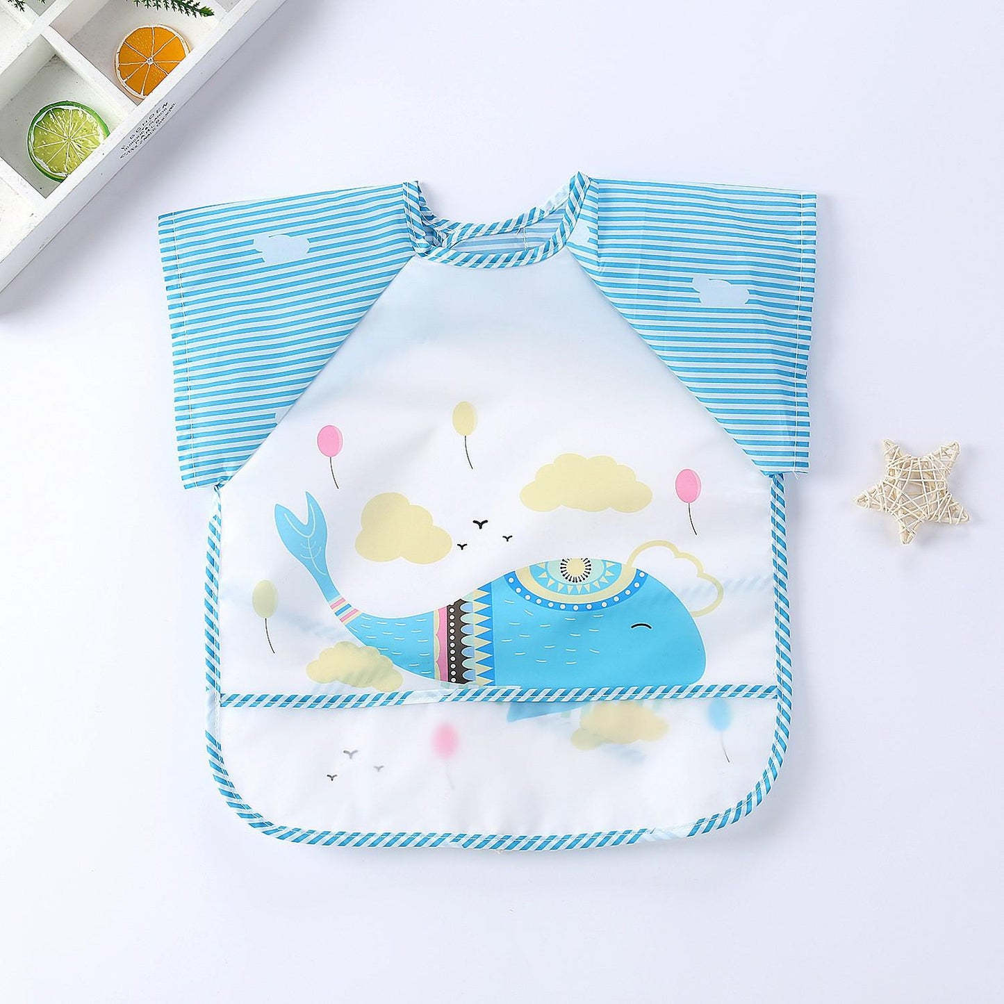 Blauer Baby-Lätzchen mit Wal-Motiv, wasserdicht, gestreifte Ärmel, ideal für Kleinkinder.