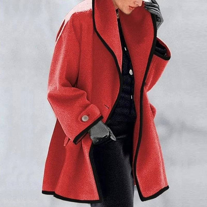 Roter Damenmantel, Wollstoff, schwarzer Rand, elegantes Design, Herbstmode, warm, stilvoll.
