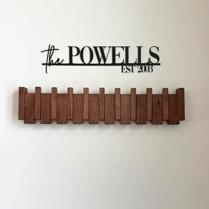 Holz-Wandgarderobe mit Schriftzug "The Powells EST 2003", modernes Design, braun.