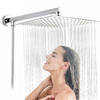 Ultradünner Wandmontage Regenduschkopf aus Edelstahl mit Arm und Schlauch, modernes Design.