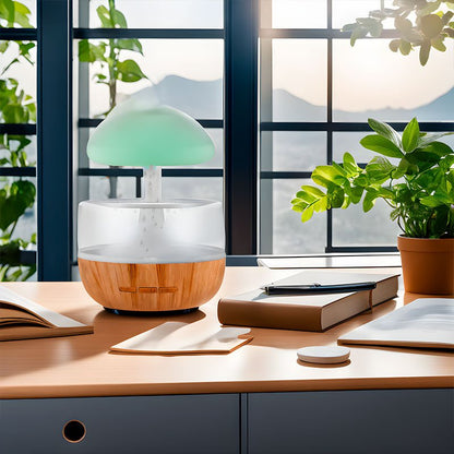 Luftbefeuchter in Wolkenform, Holzoptik, auf Schreibtisch, neben Pflanzen, modernes Design.