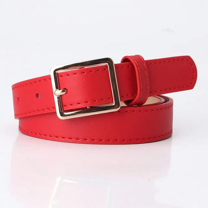 Roter Ledergürtel mit goldener Schnalle, modisches Accessoire, Damenmode.