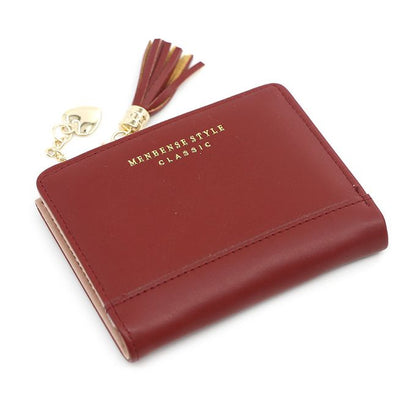 Rote Leder-Geldbörse mit Quaste und Herzanhänger, klassisches Design, Damen-Accessoire.