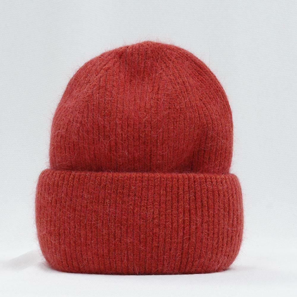 Rote Strickmütze aus Wolle, warm und modisch, ideal für Winterkleidung.