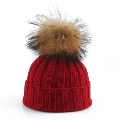 Rote Strickmütze mit Kunstfellbommel, Wintermode, warme Accessoires, Damenmütze.
