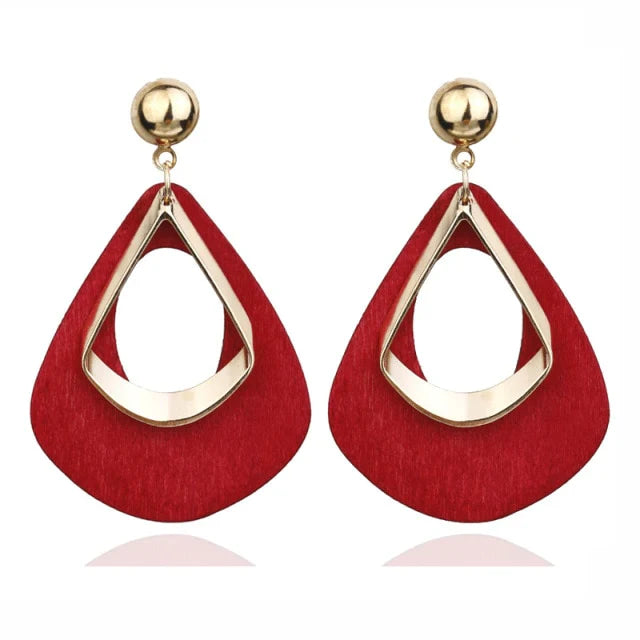 Rote Ohrringe mit goldenen Akzenten, tropfenförmig, modisches Accessoire, Damen-Schmuck.
