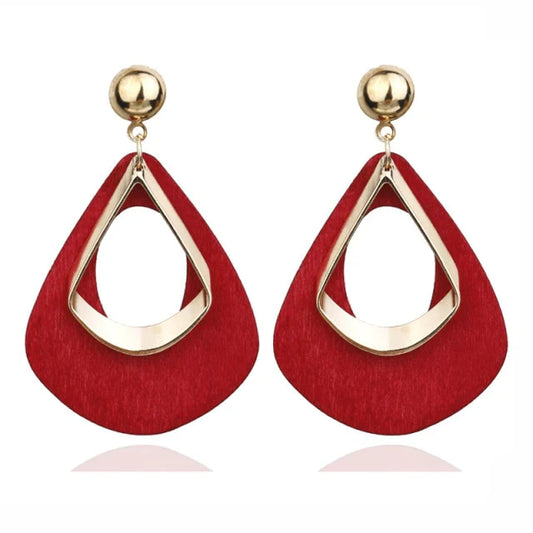 Rote Ohrringe mit goldenen Akzenten, tropfenförmig, modisches Accessoire, Damen-Schmuck.