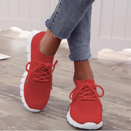 Rote Damen-Sneaker aus Mesh, bequem, sportlich, mit weißer Sohle, ideal für Freizeit und Sport.