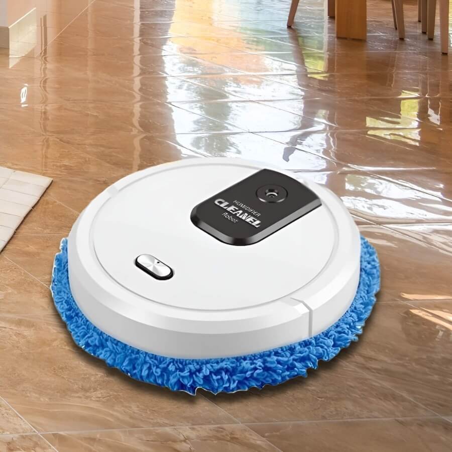 Weißer Saugroboter mit blauer Reinigungsbürste auf glänzendem Fliesenboden im Wohnzimmer.