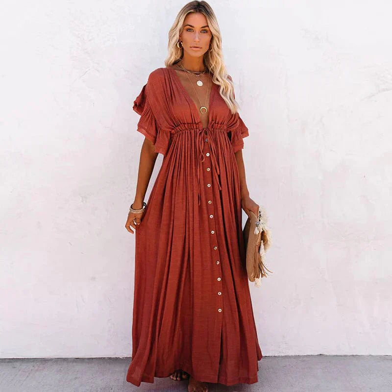 Frau in rotem, langem, eleganten Kleid mit Knopfleiste, Sommermode, Boho-Stil.