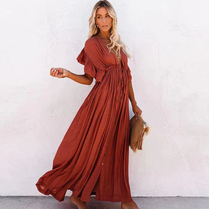 Frau in langer, roter, eleganter Kleid aus Leinen, Sommermode, Boho-Stil, mit Tasche.