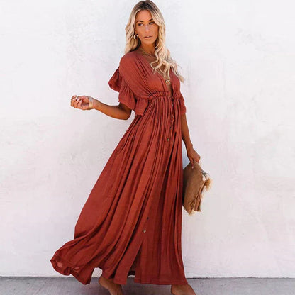 Frau in langer roter Chiffonkleid, elegant, Sommermode, Damenbekleidung, Boho-Stil.