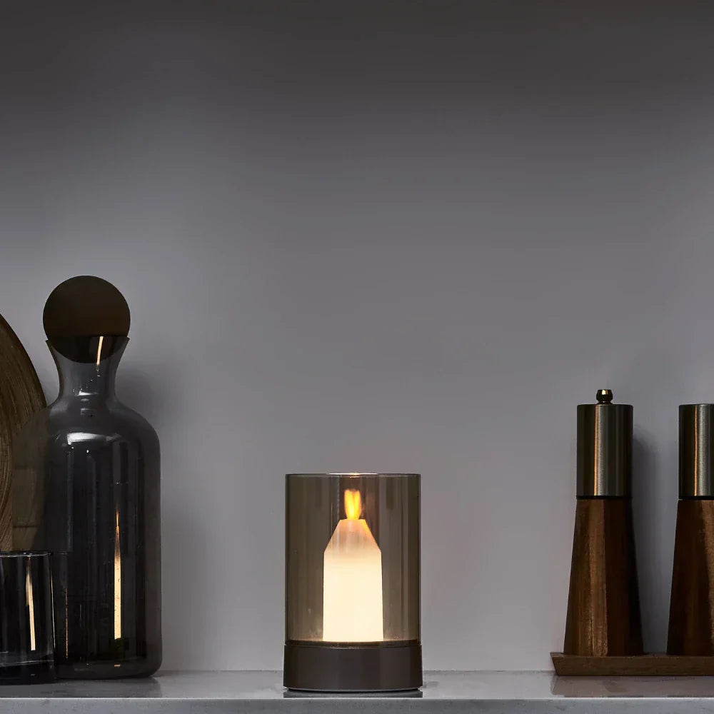 Moderne LED-Kerze in rauchigem Glaszylinder, dekorative Beleuchtung, elegantes Design.