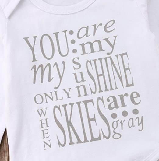 Babyoutfit med text och volangbyxor – Höstunderverkset