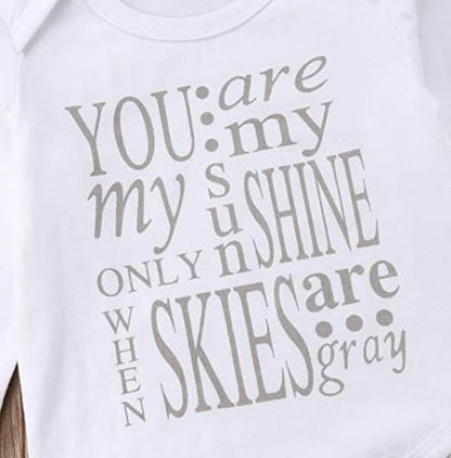 Babyoutfit med text och volangbyxor – Höstunderverkset