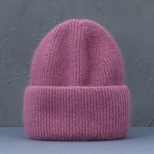 Rosa Strickmütze aus Wolle, warm und weich, ideal für Wintermode und Outdoor-Aktivitäten.