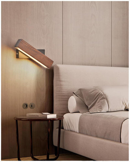 Drehbare LED-Wandleuchte aus Holz im Schlafzimmer, modernes Design, warmes Licht.
