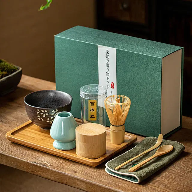 Japanisches Matcha-Set mit Bambusbesen, Keramikschale, grünem Teetuch und Holztablett.